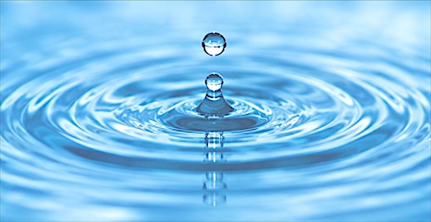 水滴が落ちて広がる水面の波紋